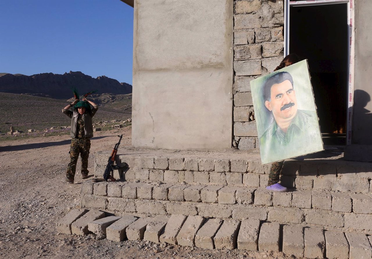 Dos milicianas del PKK con una imagen de Ocalan
