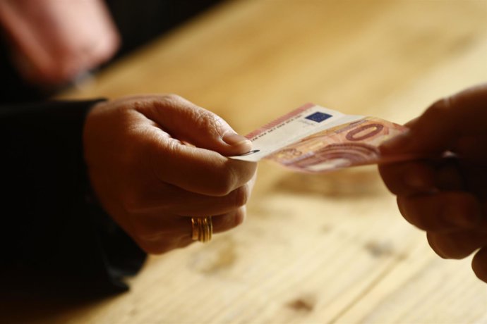 Billetes de diez euros, consumo, compras, comprar, consumir, cobrar, cobro