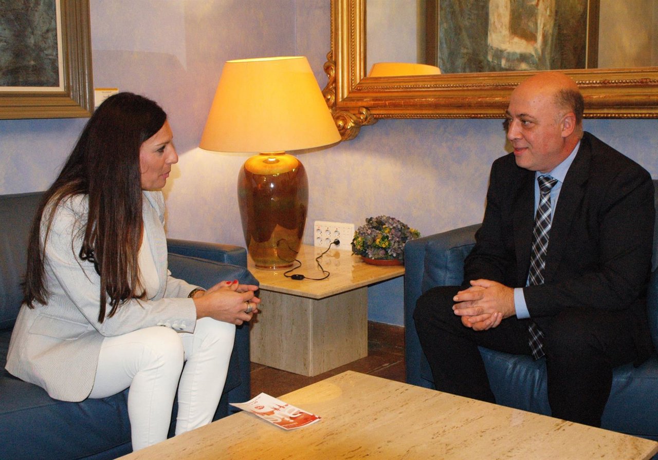 El presidente de la Diputación, Antonio Ruiz, expresa su apoyo a la AJE