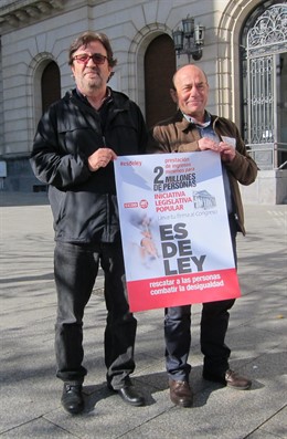 Julián Buey y Daniel Alastuey recogen firmas para la ILP.