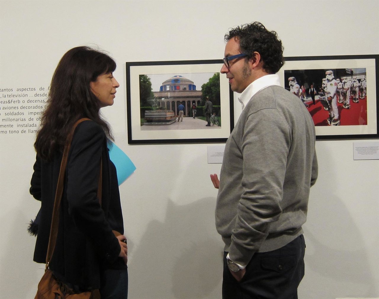 Ana Redondo y Andrés Muñoz  frente a una de las fotografías de la exposición