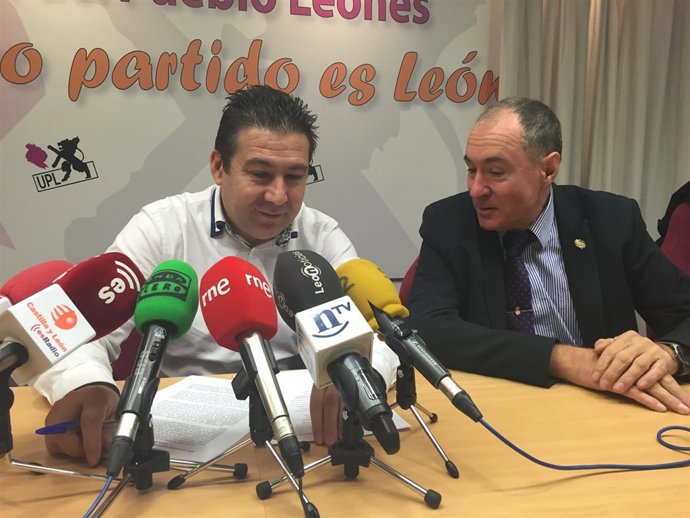 Luis Mariano Santos (izquierda) y el concejal de UPL en el Ayuntamiento de León
