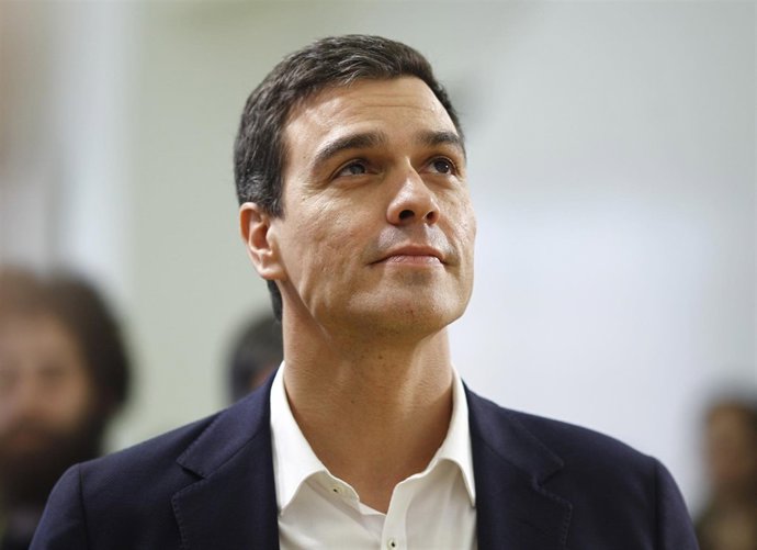 Pedro Sánchez mirando al cielo