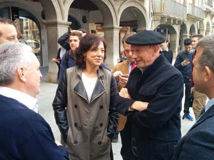 La alcaldesa de Vic (Barcelona), Anna Erra, recibe al exlehendakari Ibarretxe