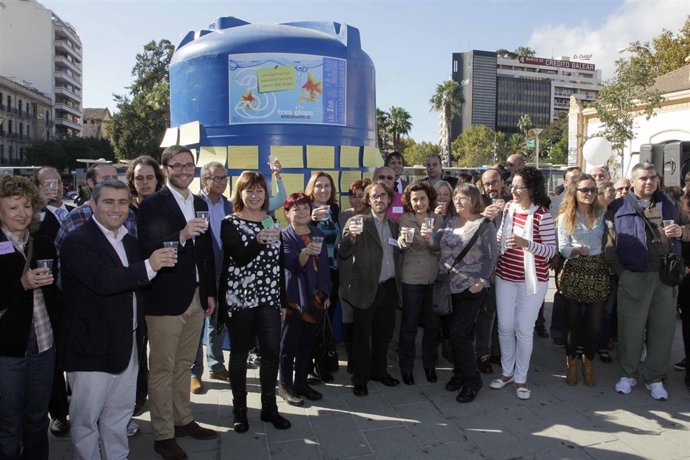 Los asistentes a la presentación bebiendo agua
