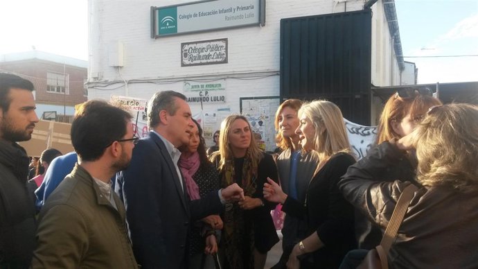 Concentración ante el Raimundo Lulio