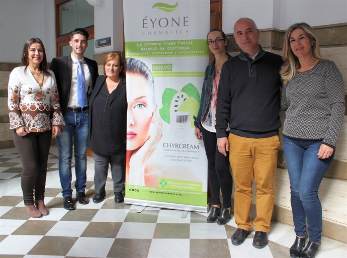 Los responsables de la empresa de cosméticos junto a los cargos públicos.