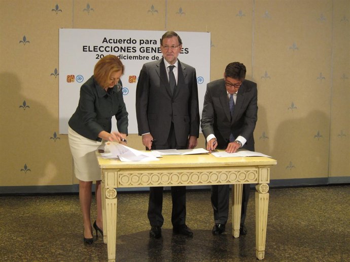 Rudi, Rajoy y Aliaga durante la firma del acuerdo electoral