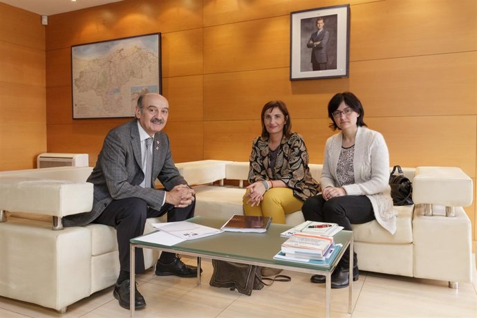 Mazón con representantes de la Red Cántabra contra la Pobreza