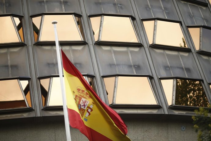 La bandera de España ondea en el Tribunal Constitucional