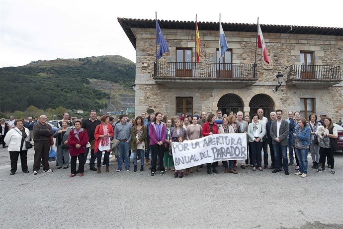 Concentración en el parador de Limpias