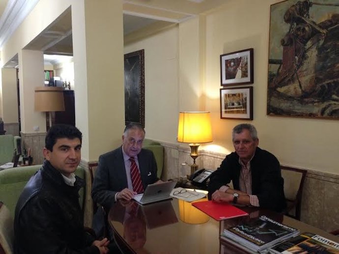 El subdelegado del Gobierno en Huelva, Enrique Pérez Viguera, y CCOO.