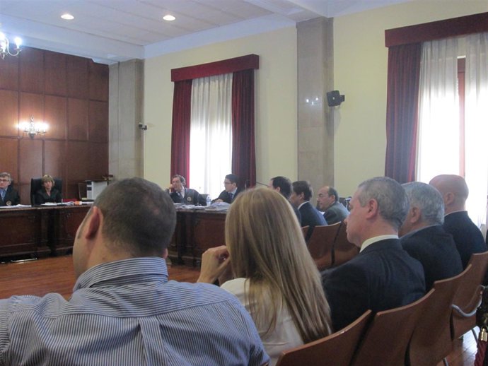 Los acusados duirante la declaración de los peritos de Hacienda