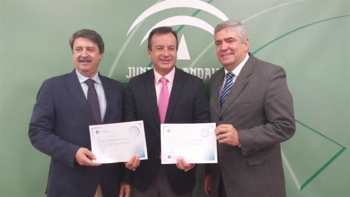 Nota: Profesionales De Cuatro Unidades De Gestión Clínica De La Sanidad Y El Equ