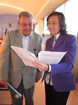 Rosa Aguilar y Francisco Alcalde leen el informe de Icomos