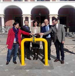 Las autoridades dan el inicio simbólico al suministro en Priego