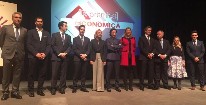 La consejera Pilar del Olmo junto al director de CyL Económica y los premiados