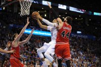 Pau Gasol y Mirotic le ganan la partida a Ibaka