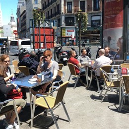 Gente, terrazas, bares