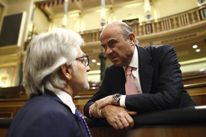 El ministro Luis de Guindos y Josep Sánchez Llibre, de Unió