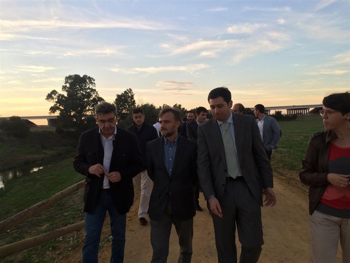Antonio Gutiérrez Limones hablando con José Fiscal, consejero de Medio Ambiente.