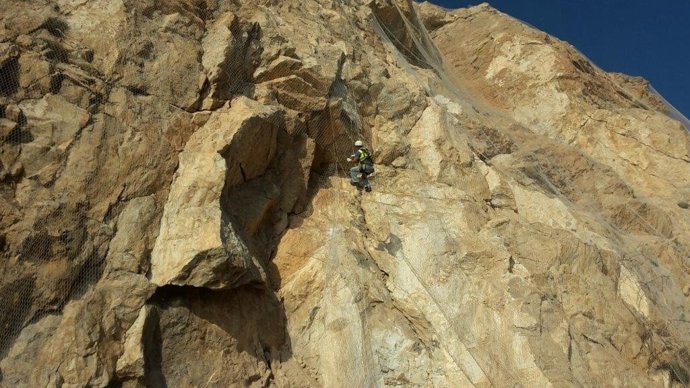 Un alpinista comprueba el estado de la roca en El Cañarete
