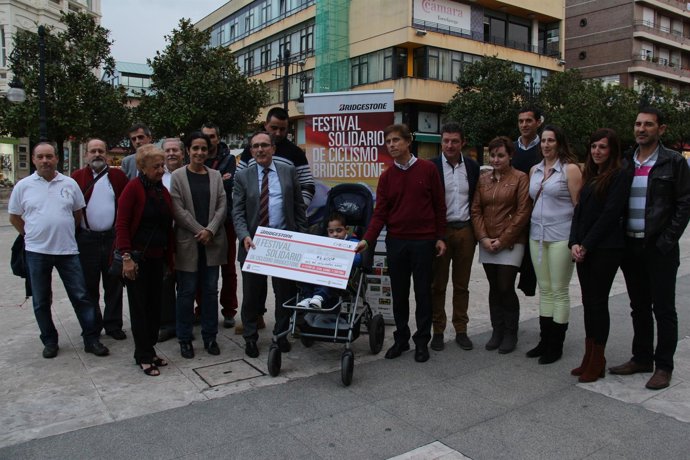 Entrega de fondos del festival solidario de Bridgestone