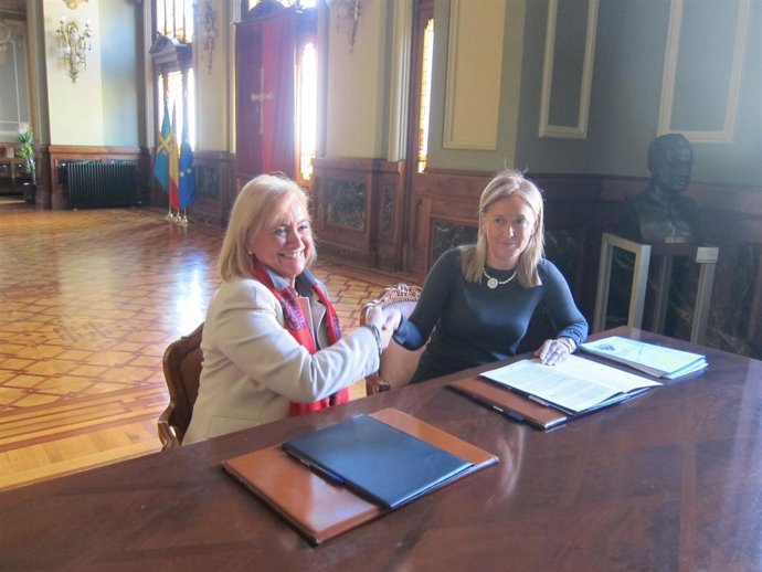 Las presidentas del PP, Mercedes Fernández, y de Foro, Cristina Coto