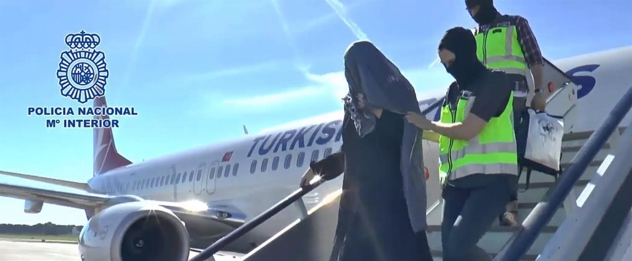 Detenida en el aeropuerto de Málaga una mujer vinculada a DAESH