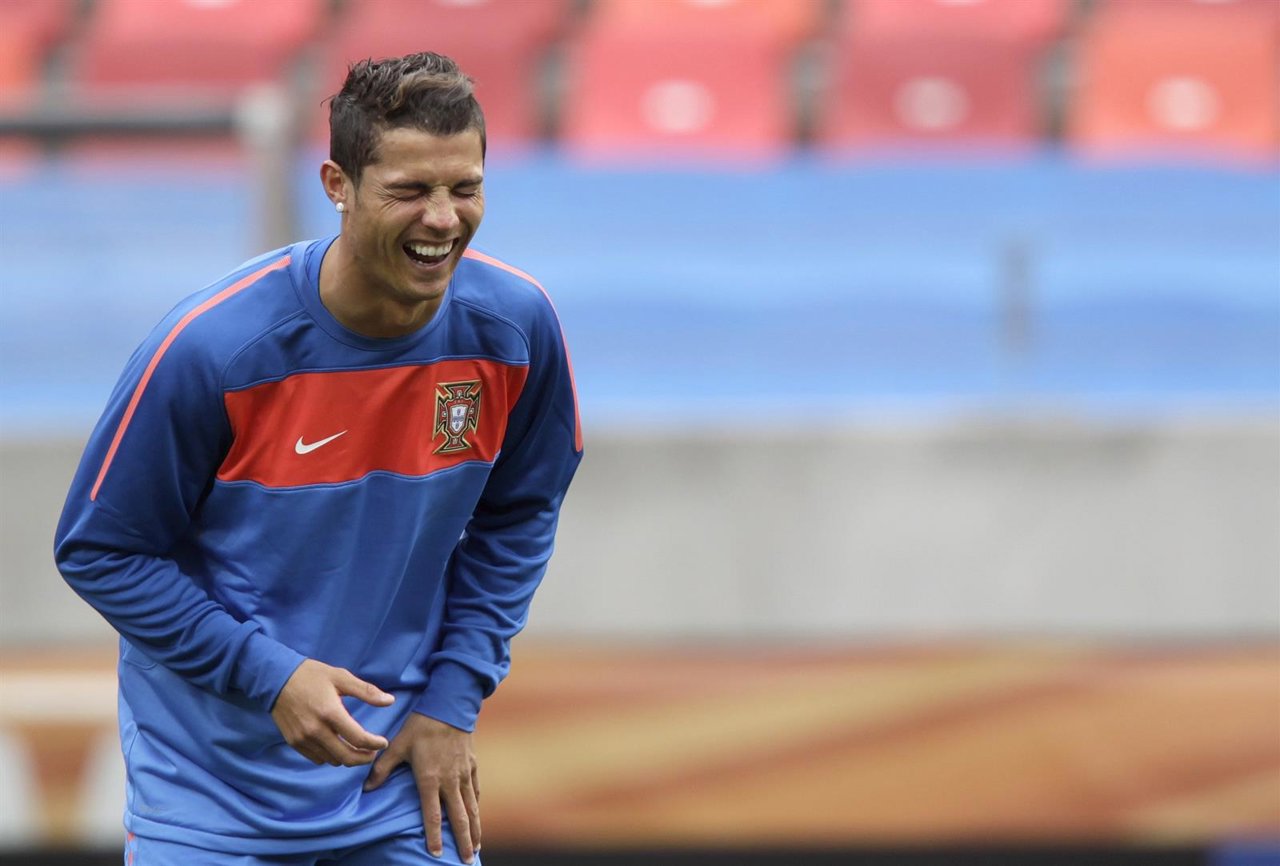 Cristiano Ronaldo rie en un entrenamiento con Portugal