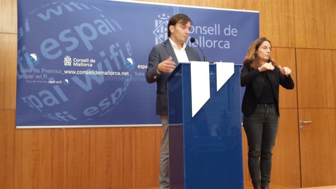 El conseller Francesc Miralles durante la rueda de prensa