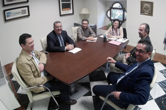 Crespín (al fondo) junto a su jefe de gabinete y los veterinarios