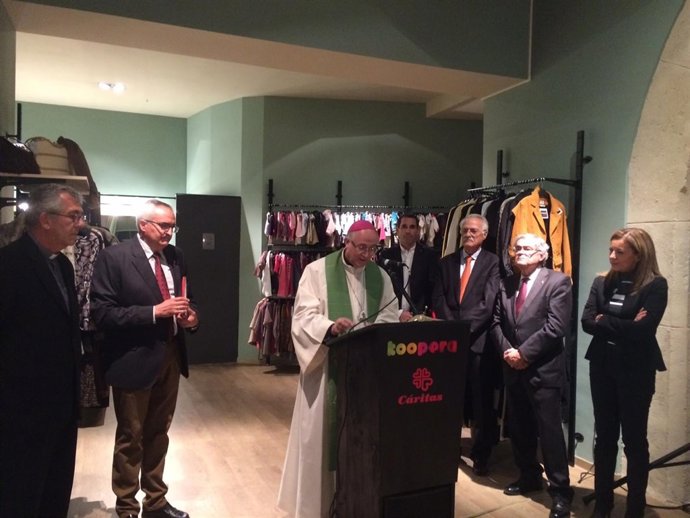 El obispo de Almería inaugura la tienda Koopera Store