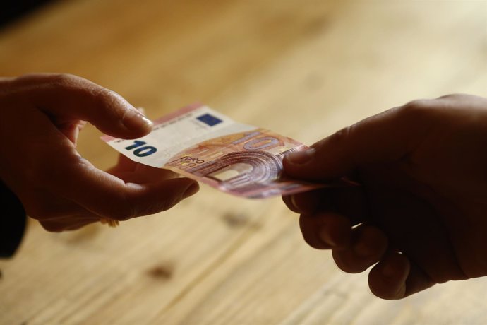 Billetes de diez euros, consumo, compras, comprar, consumir, cobrar, cobro