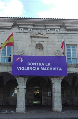 Pancarta contra la violencia machista en la fachada principal