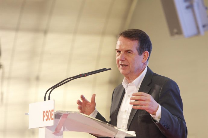 Abel Caballero en un acto con alcaldes y concejales