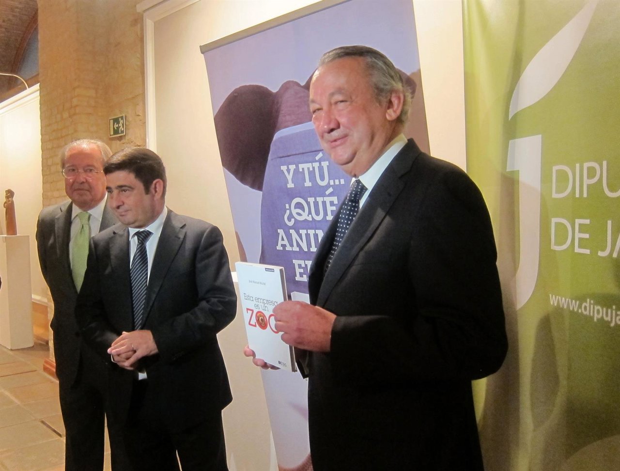 Muriel (d), junto a Acisclo y Reyes, en la presentación de su nuevo libro.