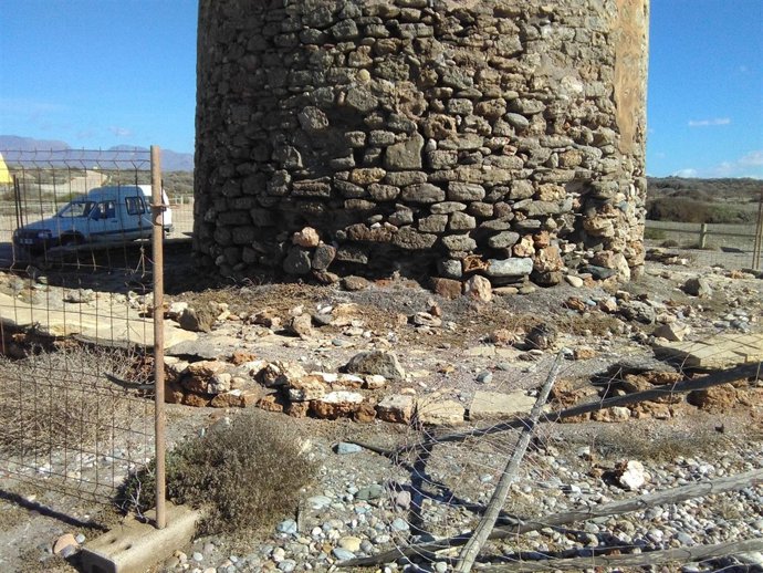 Estado del Torreón de Torregarcía con balsas al fondo