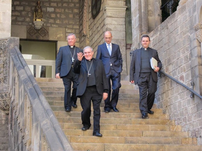 El arzobispo de Barcelona, Lluís Martínez Sistach, y su equipo