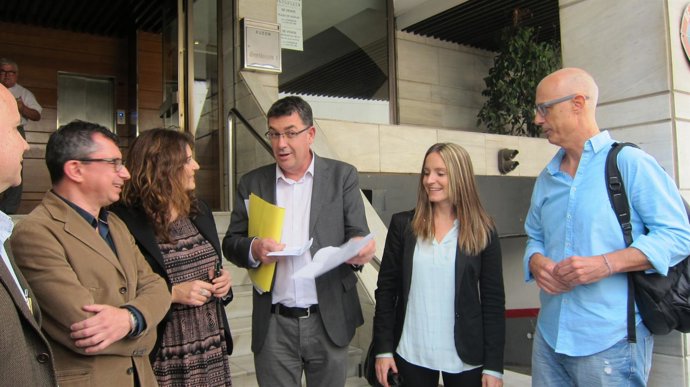 Miembros de Compromís y Podemos antes de firmar el acuerdo