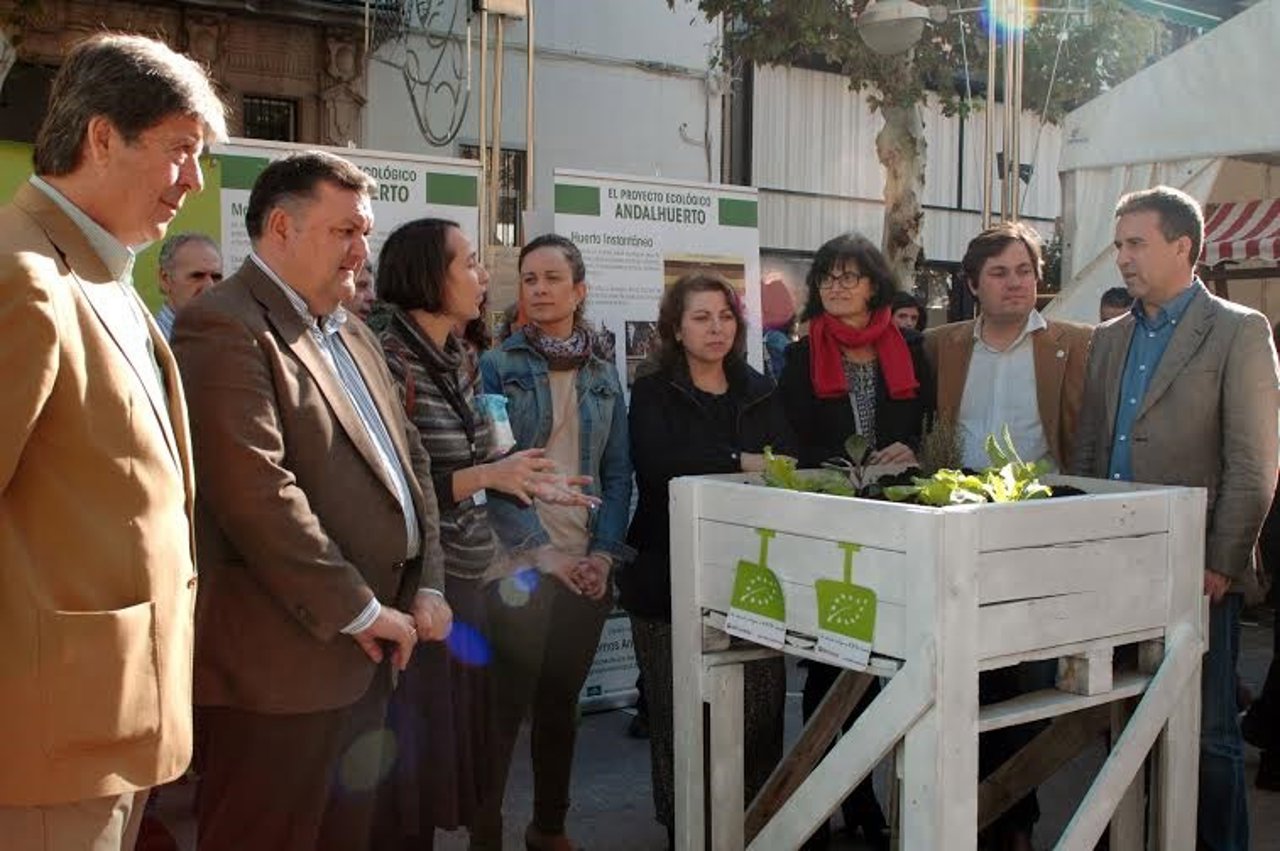 El diputado provincial, Sánchez, en la apertura del Ecomercado