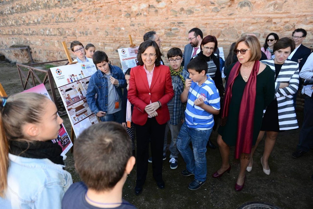 Las consejeras junto a los escolares que han presentado sus proyectos.