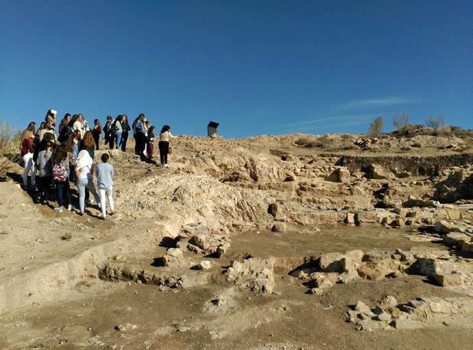 Visita de estudiantes de Secundaria al yacimiento de Puente Tablas
