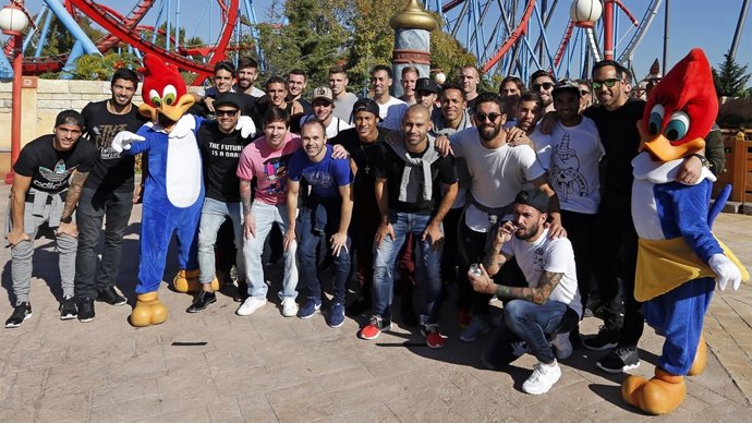La plantilla del Barcelona en Port Aventura