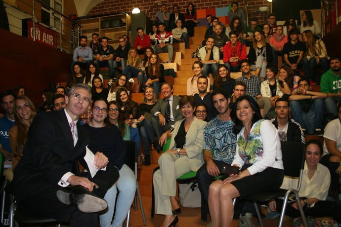 Jesús Álvarez y María José Sáez con alumnos y profesores UCAM 