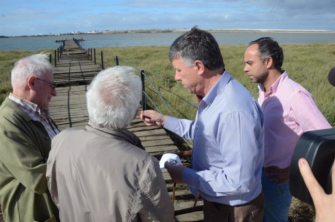 El alcalde de Palos de la Fra, Carmelo Romero, visita un muelle a restaurar. 