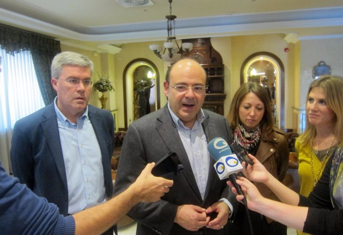 Pérez atiende a los periodistas junto a Fernández de Moya, Navarro y Mestre.