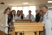 El colegio del Hospital Reina Sofía recibe un futbolín para los niños hospitalizados