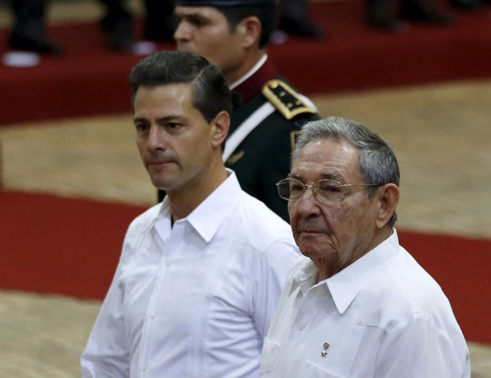Mexico's President Enrique Pena Nieto and Cuba's President Raul Castro review th