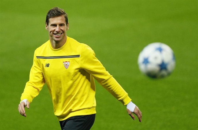 Grzegorz Krychowiak se entrena con el Sevilla FC